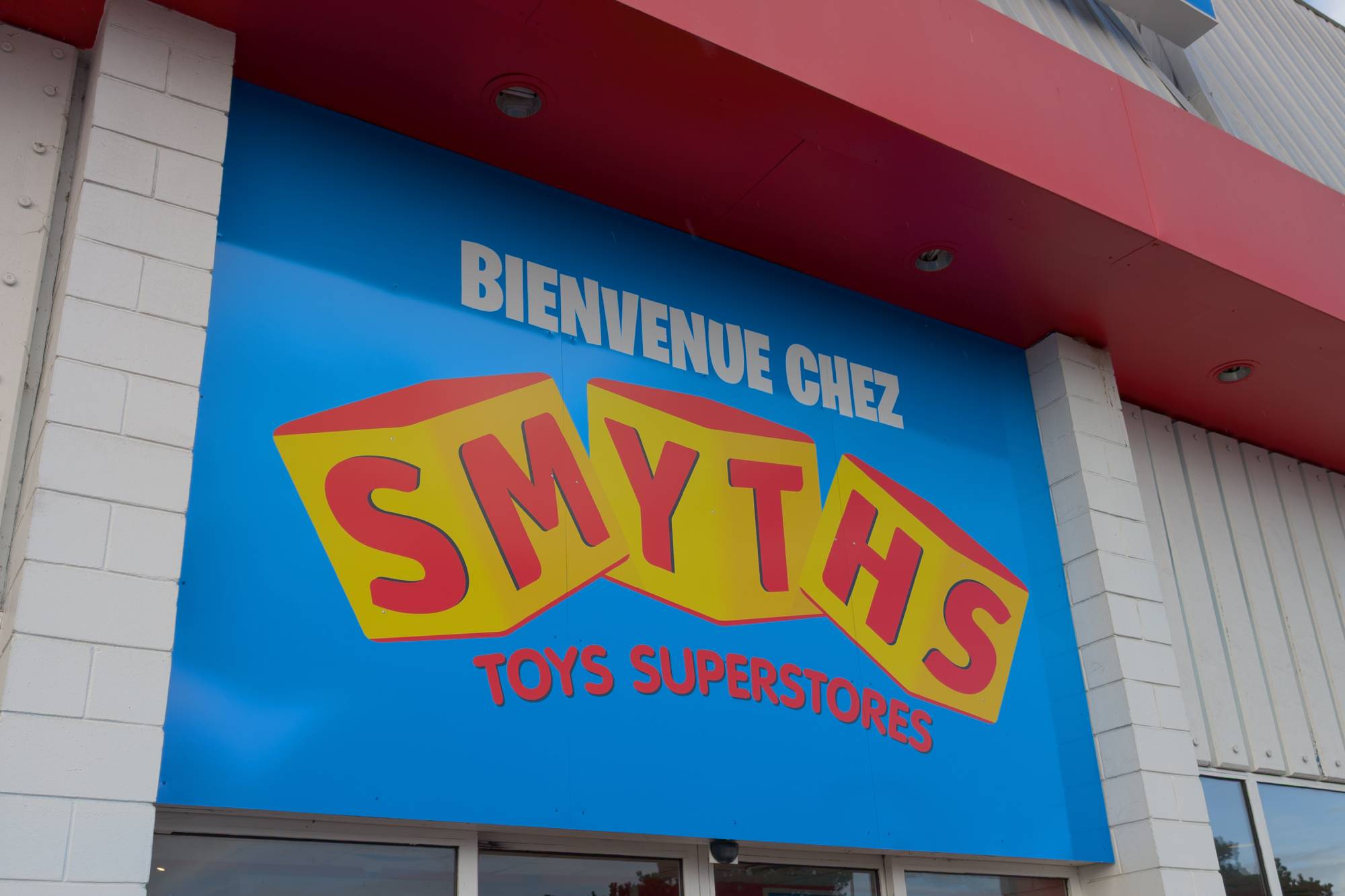 sign of a smyths toy store in France