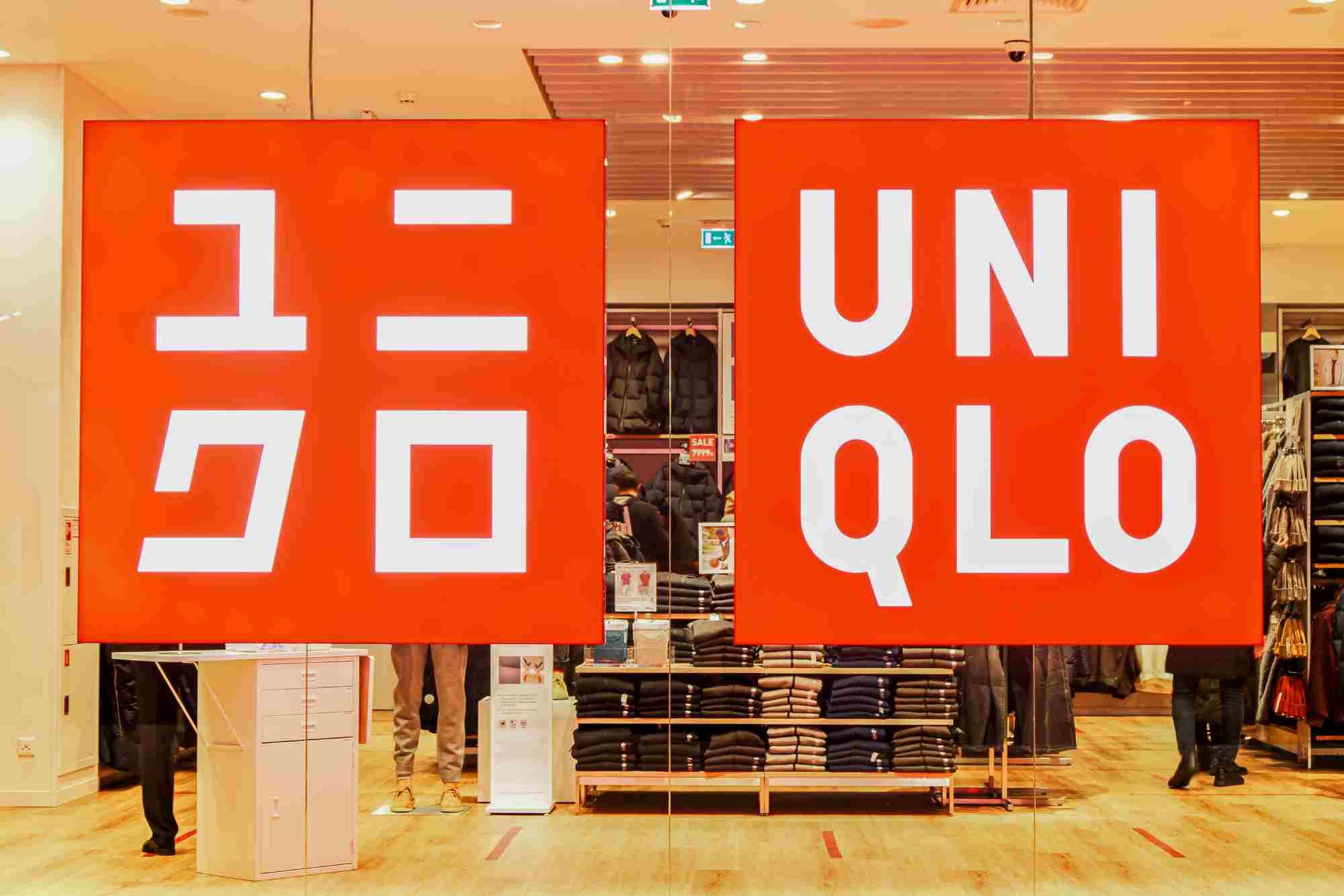 Uniqlo logo in English and Japanese at a Uniqlo store